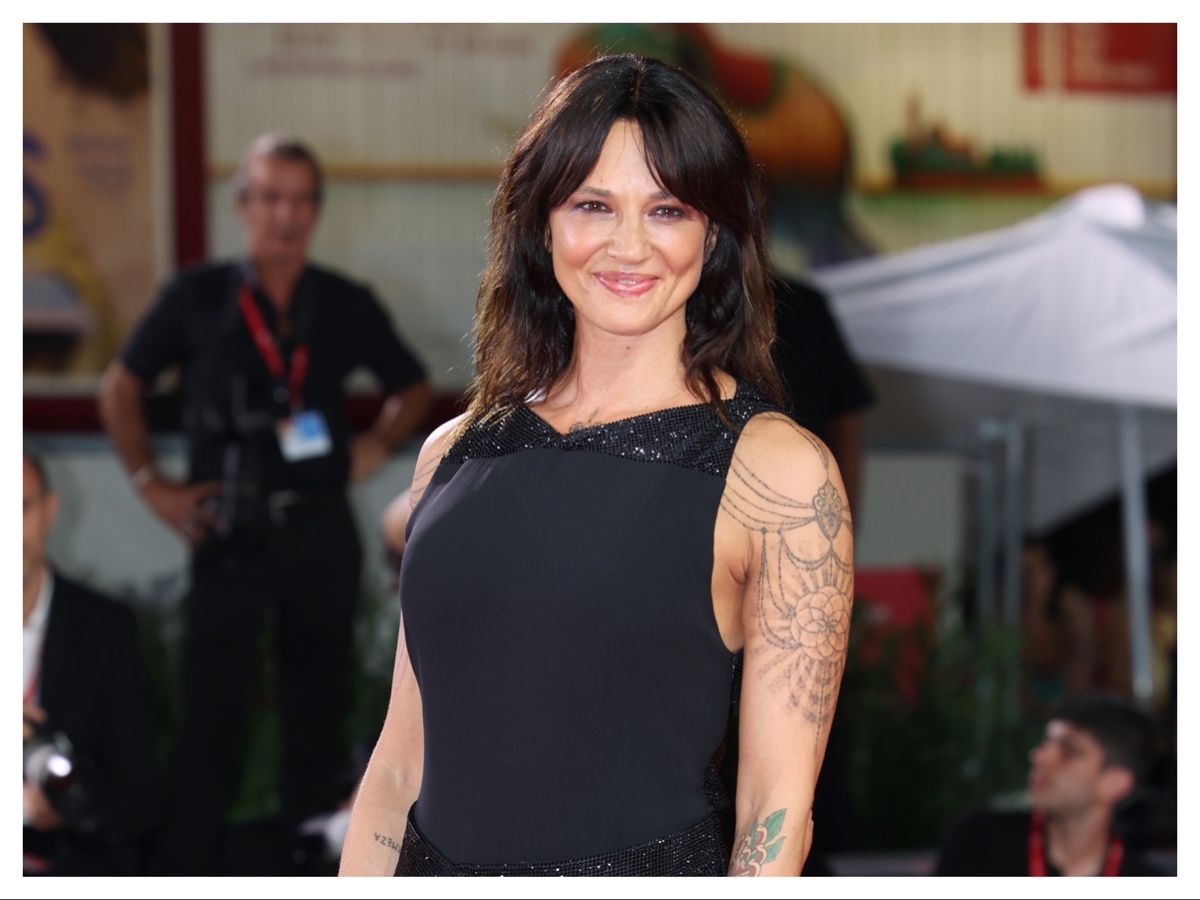 frangia a tendina a chi sta bene frangetta aperta sabrina carpenter 06