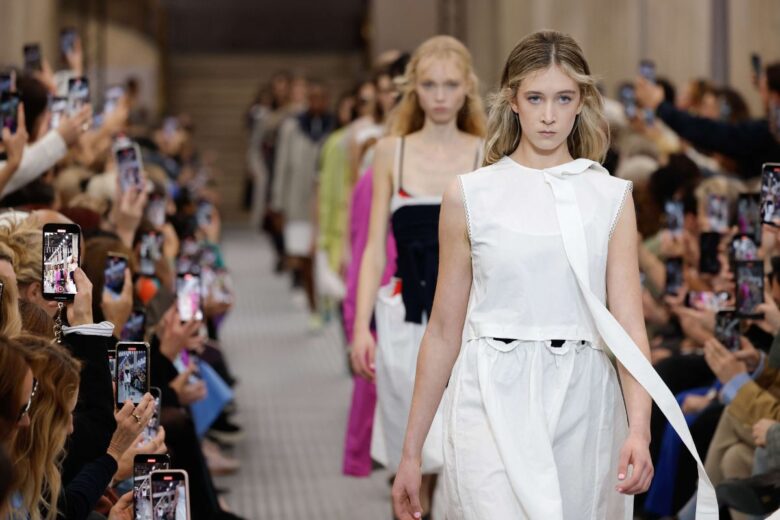 Sunday Rose Kidman debutta in passerella per Miu Miu durante la Paris Fashion Week