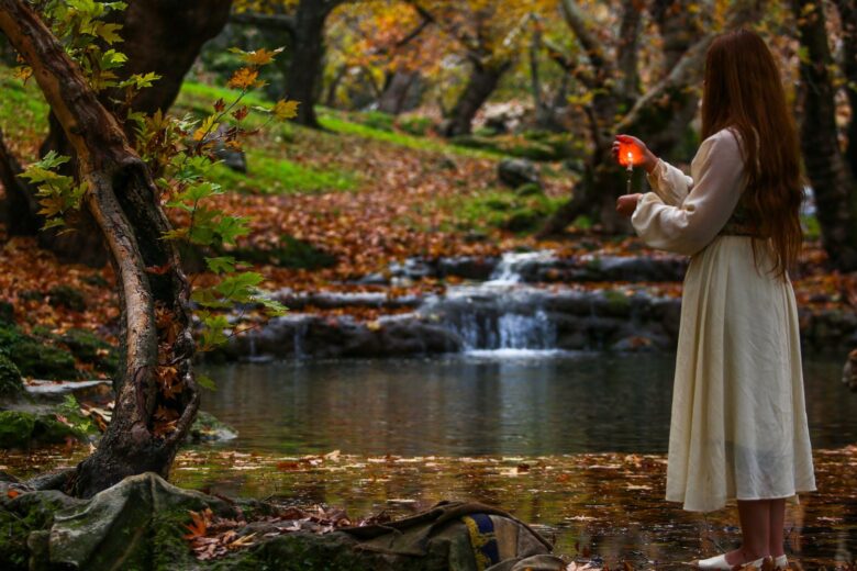 10 fragranze ispirate ai boschi e al foliage che piaceranno alle amanti dell’autunno