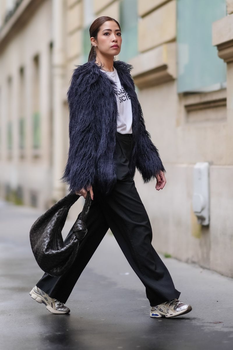 giacca faux fur e sneakers