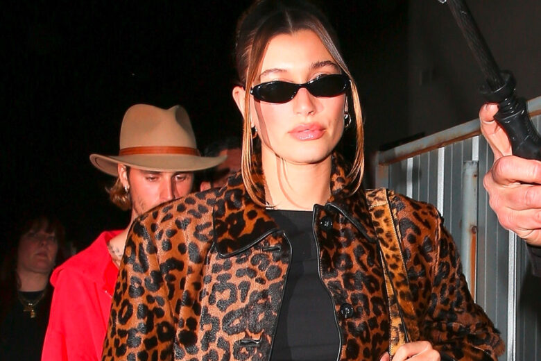Hailey Bieber: il look animalier con un dettaglio comfy chic perfetto per l’autunno!