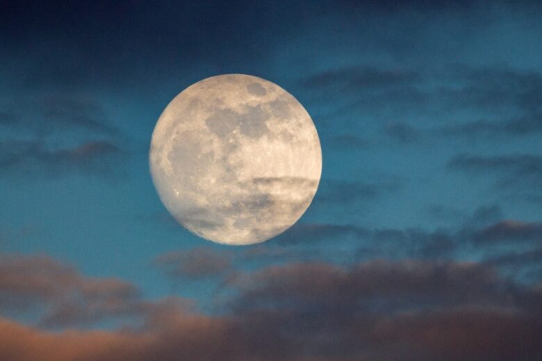 Questa sera c’è la Superluna in Ariete: ecco il suo significato e la sua influenza sulla nostra vita