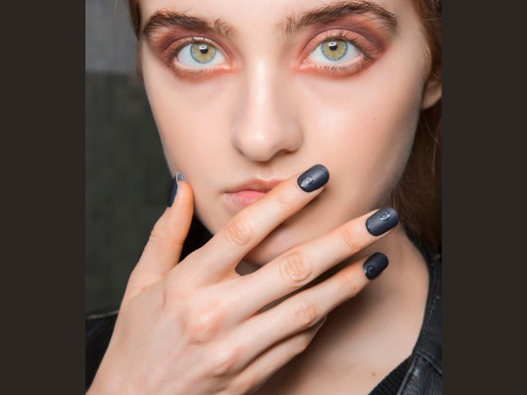 unghie nere opache
