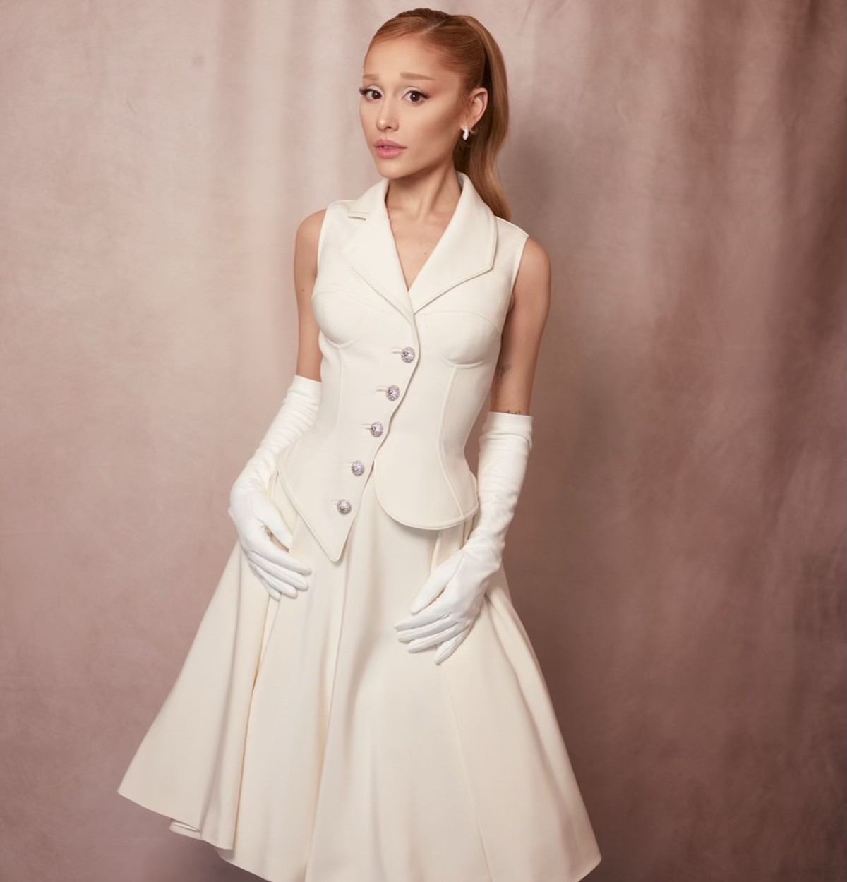 ok Ariana Grande in Atelier Versace (1)
