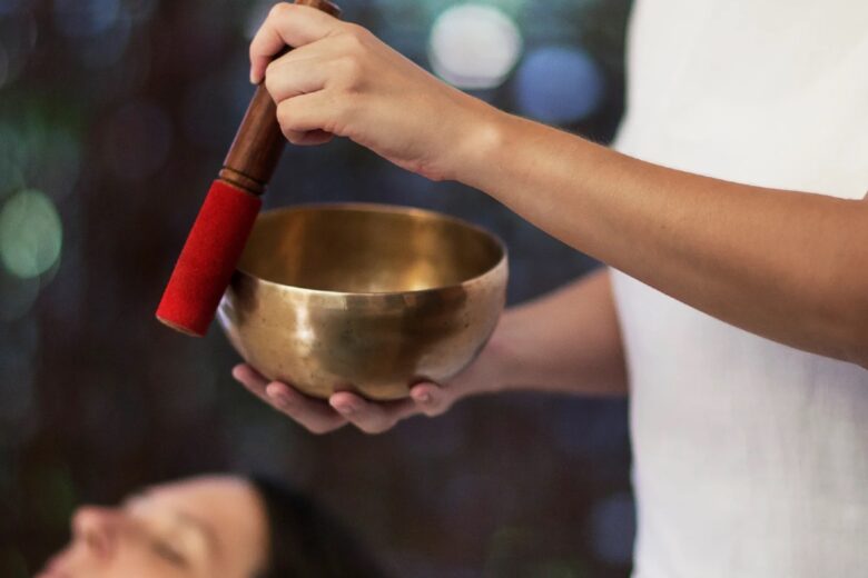 Cos’è (e come provare) il Sound Bath, il segreto del benessere amato (anche) dalle star
