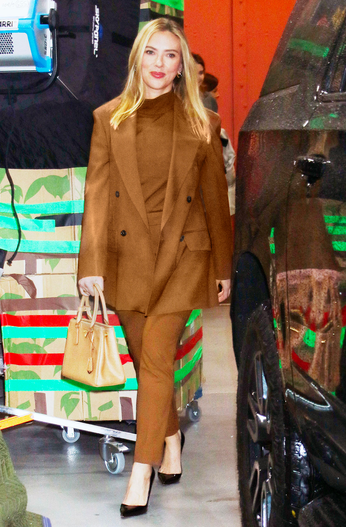 Scarlett-Johansson_PRADA-Galleria-bag_26.11.24