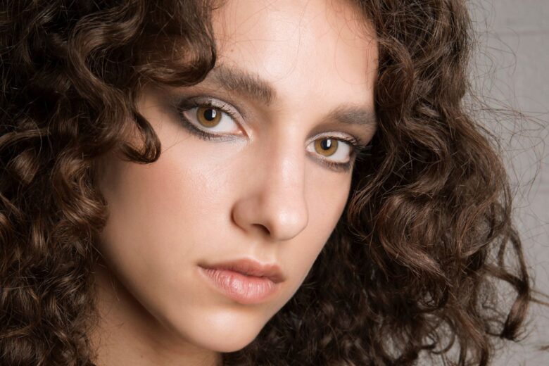 Lo smokey eyes marrone è il trucco occhi su cui puntare sempre