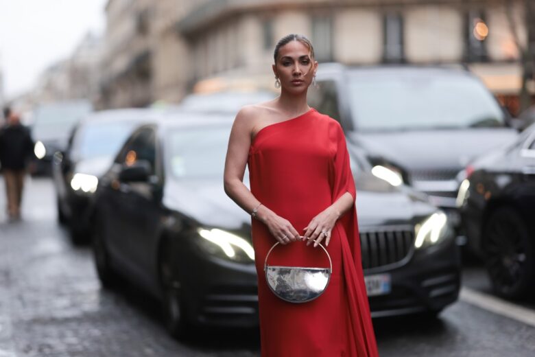 Red dress to impress! Sì, l’abito rosso è ancora il più “gettonato” per le Feste di Natale e dintorni