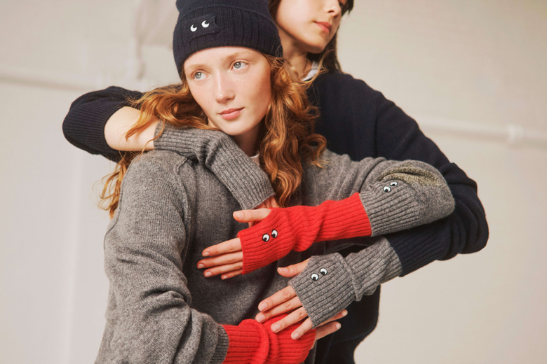 UNIQLO presenta “An Eye for Curiosity”, la capsule collection in collaborazione con Anya Hindmarch
