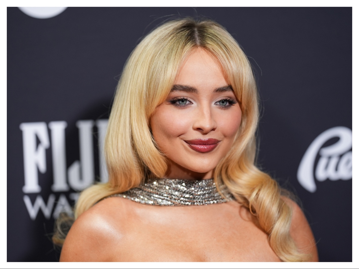 Sabrina Carpenter capelli make up profumi beauty look stile glam cantante 03