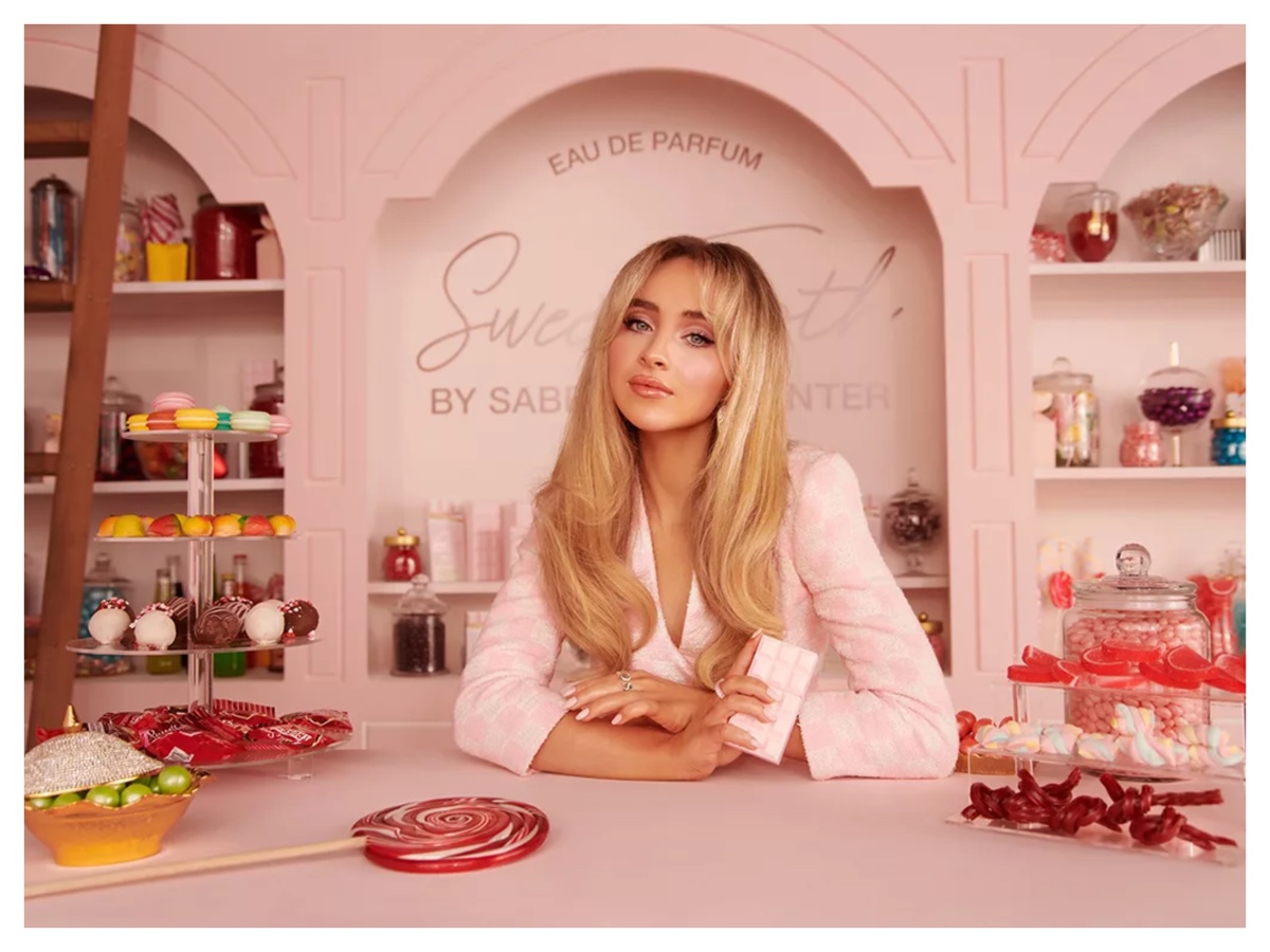 Sabrina Carpenter capelli make up profumi beauty look stile glam cantante 06