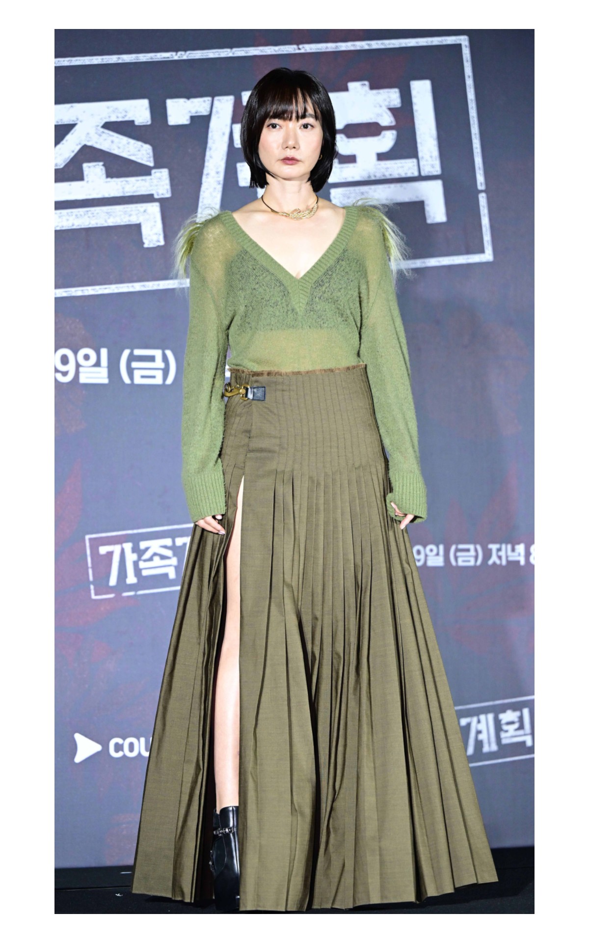 ok Bae Doona wearing Burberry to the press conference of _Family Matters__risultato