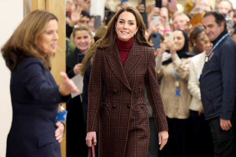 Kate Middleton e il fascino sempreverde dei cappotti check (da comprare ora, in saldo!)