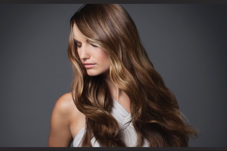 Riflessi biondi su capelli castani: i look effetto wow per una chioma luminosa