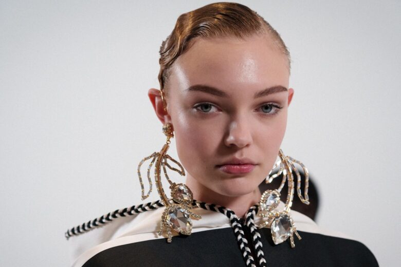 Sleek hair, labbra rosse, nude make-up e flick eye: ecco i trend beauty della Haute Couture 2025 da replicare