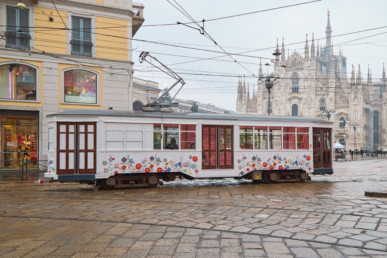 A Milano potete salire (e fare colazione o guardare un “corto”) su un tram firmato Vuitton!