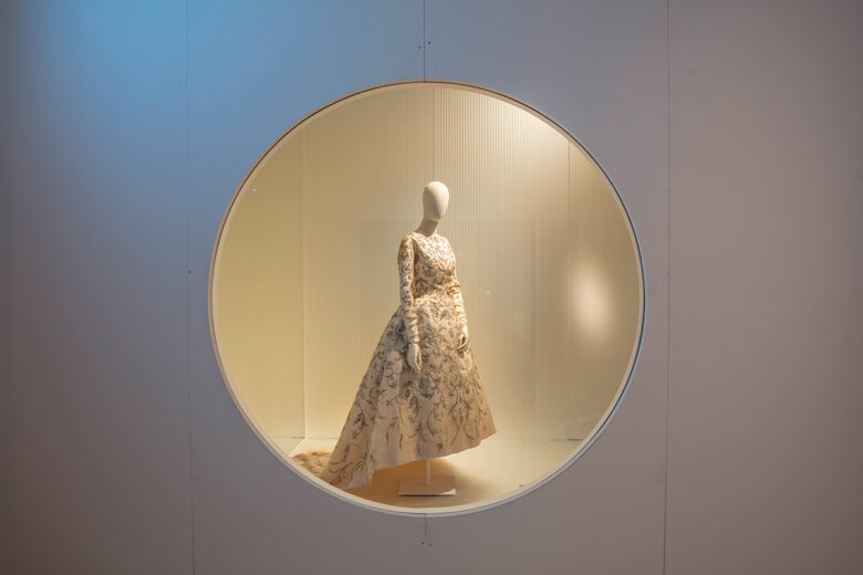 A Milano arriva la prima mostra su Cristóbal Balenciaga tra abiti couture e scarpe da favola