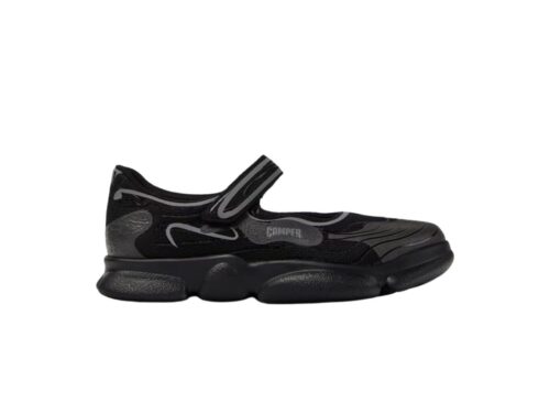 Карст разноцветный Scarpa в домашнем животном, переработанном женщиной. турист