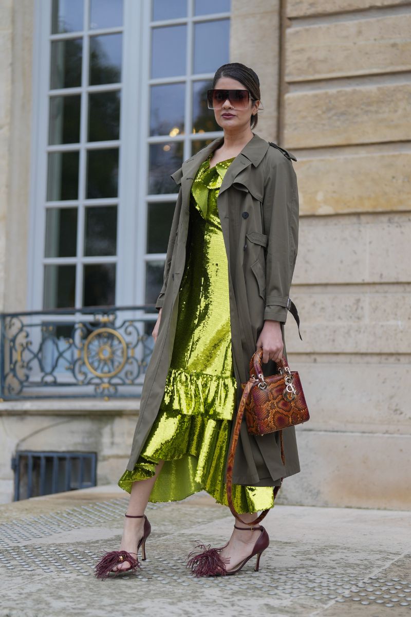 abito in paillettes e trench