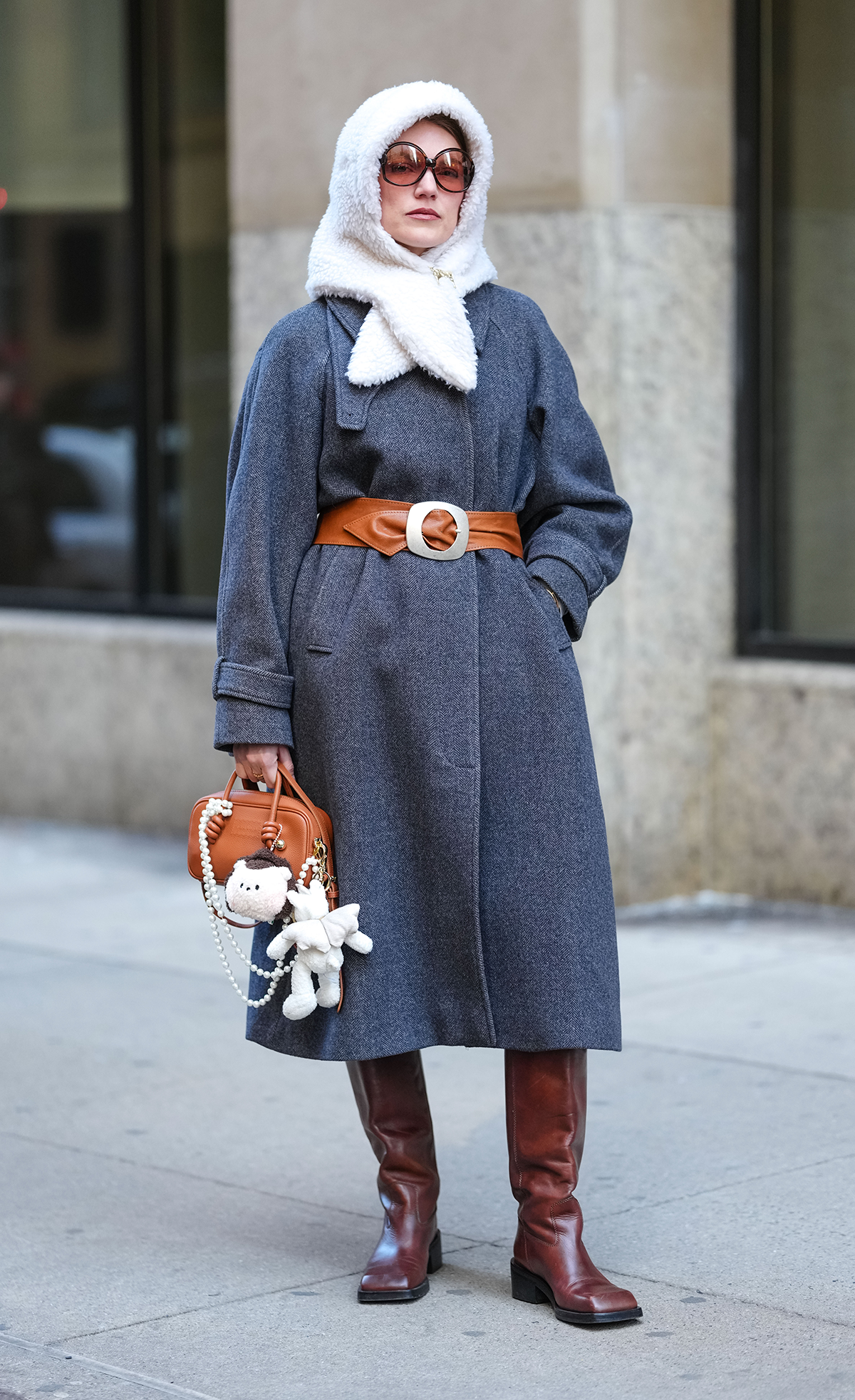 faux-fur-balaclava-e-borsa-con-charms