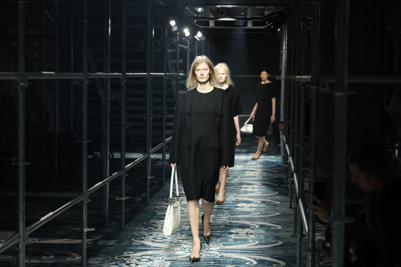 Il “raw glamour” di Prada: la sfilata AI 2025 in 5 punti