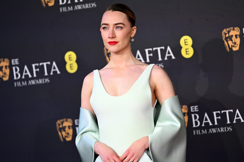 Saoirse Ronan in Vuitton è la nostra “fashion crush” dei Bafta 2025