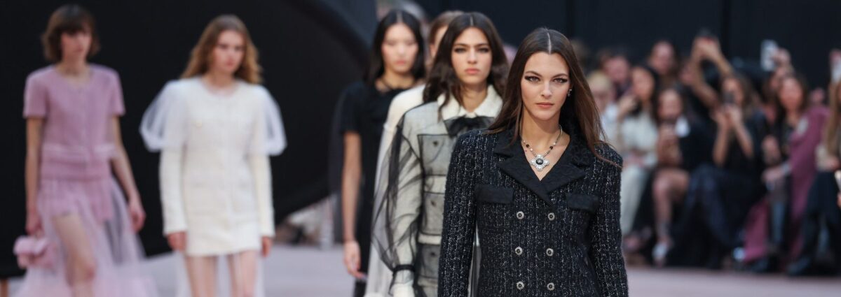 DESK chanel fw 20025