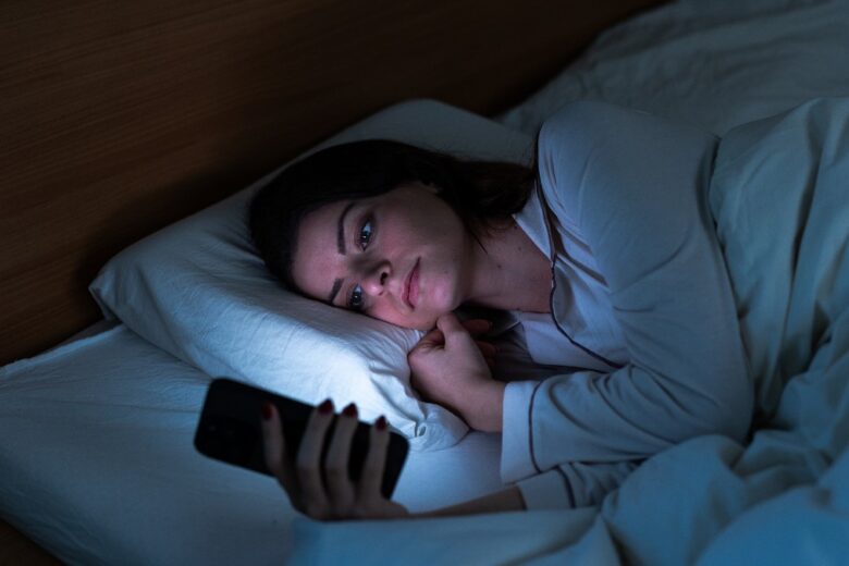 Non riuscite a staccarvi da Instagram prima di dormire? Ecco cosa fare per evitare le distrazioni notturne (e dormire meglio)