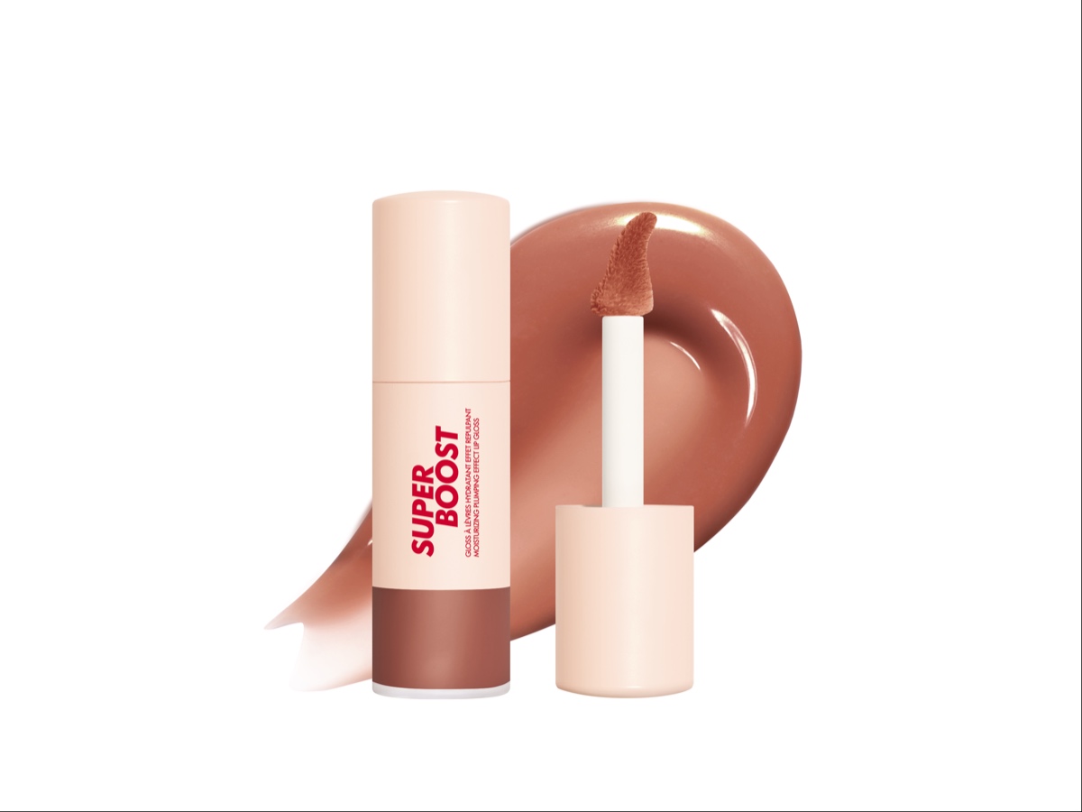 labbra glossate effetto vinile tendenza make up primavera estate 2025 04