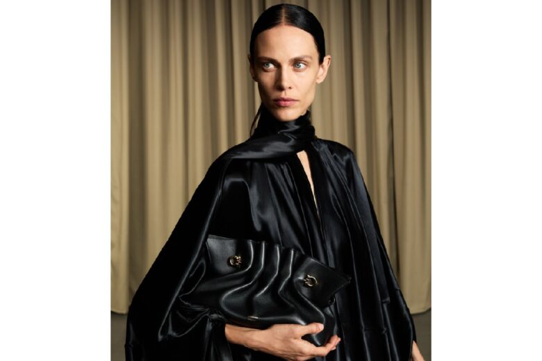 Ferragamo svela la sua (e anche nostra) nuova “crush”: la Soft bag, l’accessorio iconico della primavera/estate 2025