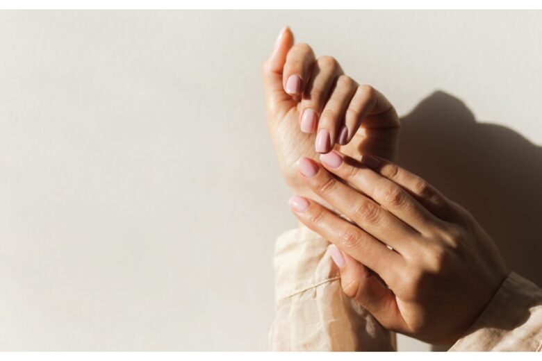 Tendenza soap nails: le unghie nude, pulite e luminose sono il massimo