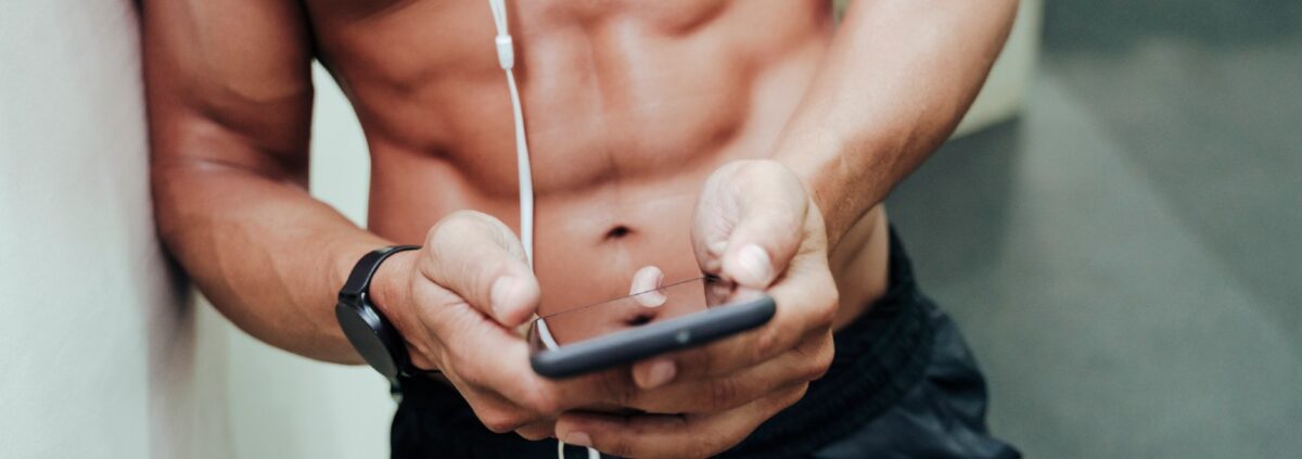 uomo a petto nudo sui social hero gradne