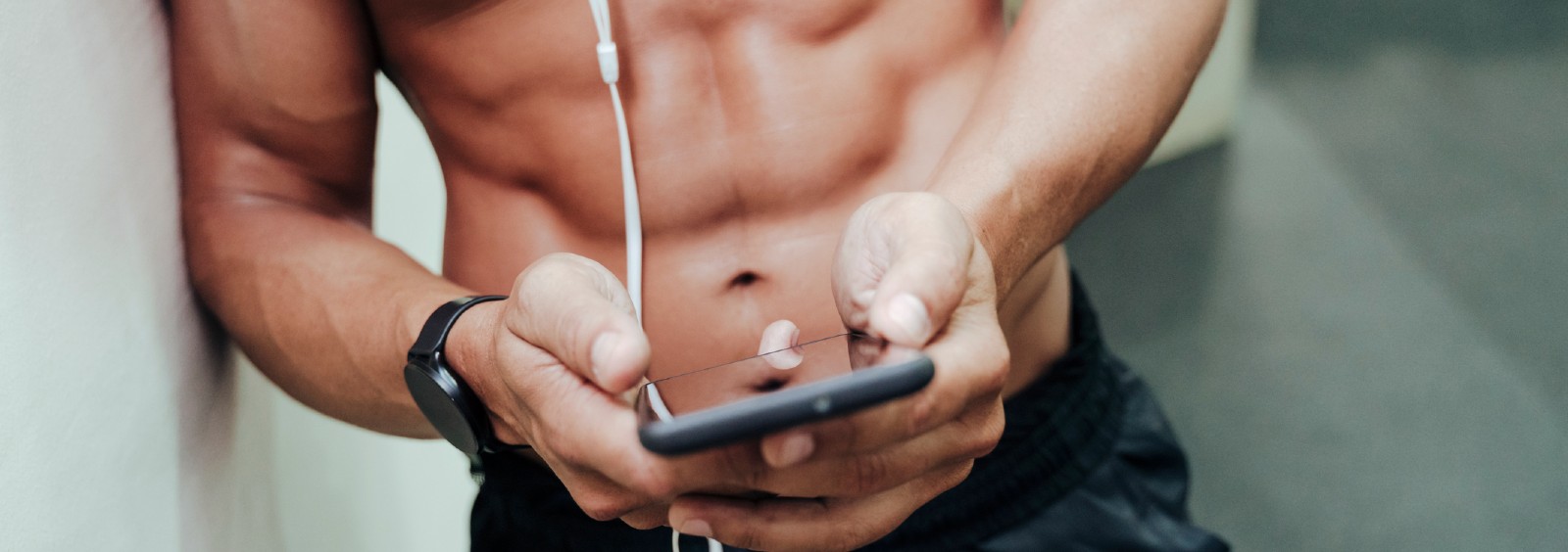 uomo a petto nudo sui social hero gradne