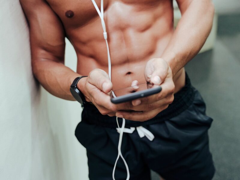 uomo a petto nudo sui social hero piccola