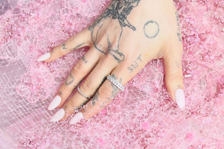 Se amate le unghie rosa lattiginoso, questi sono i nail look da provare ora