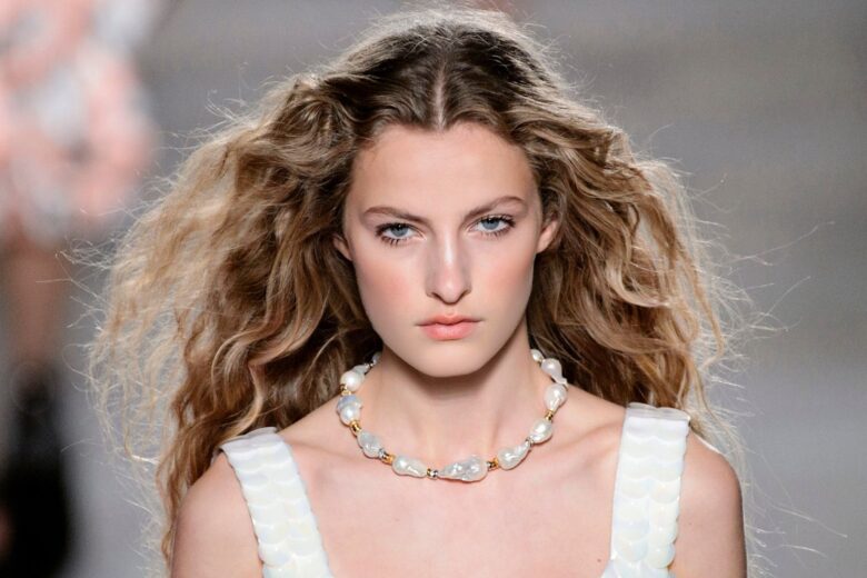 Colpi di sole su capelli castani: illuminate la chioma con naturalezza