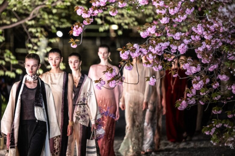 Dior sfila a Kyoto sotto i ciliegi tra memoria e materia