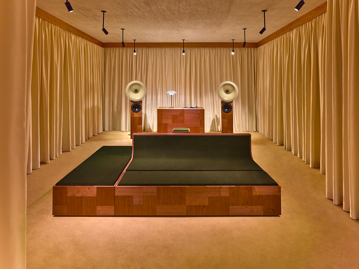 L’Atelier-Sonore—Valentino-Boutique-Madison-Avenue-NY-(2)