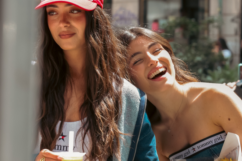 Who is the Tommy Girl? La Spring Capsule 2025 porta l’iconica attitudine anni ’90 nel presente