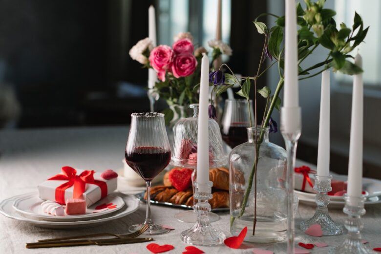 Come apparecchiare la tavola per una cena romantica: idee semplici per una per una mise en place d’effetto