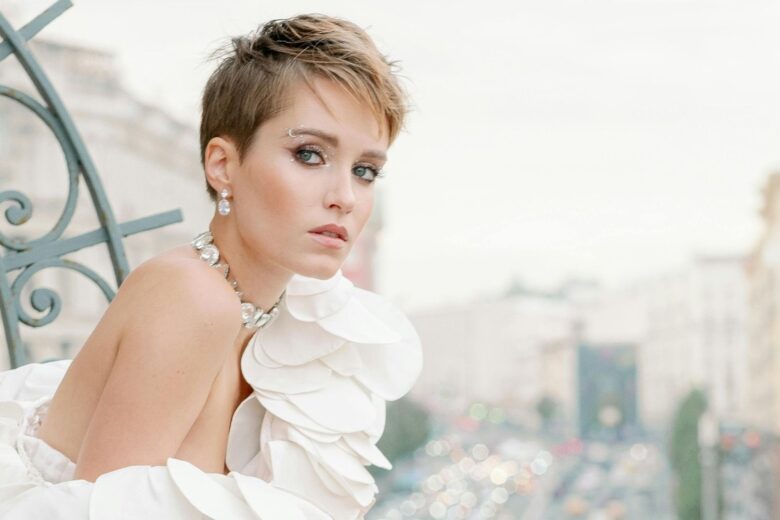 In cerca di acconciature per i vostri capelli corti? Ecco le idee glamour per un sì da protagonista