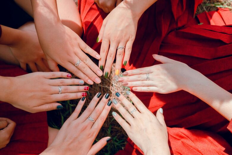 Unghie matrimonio invitata: il dettaglio che sussurra eleganza