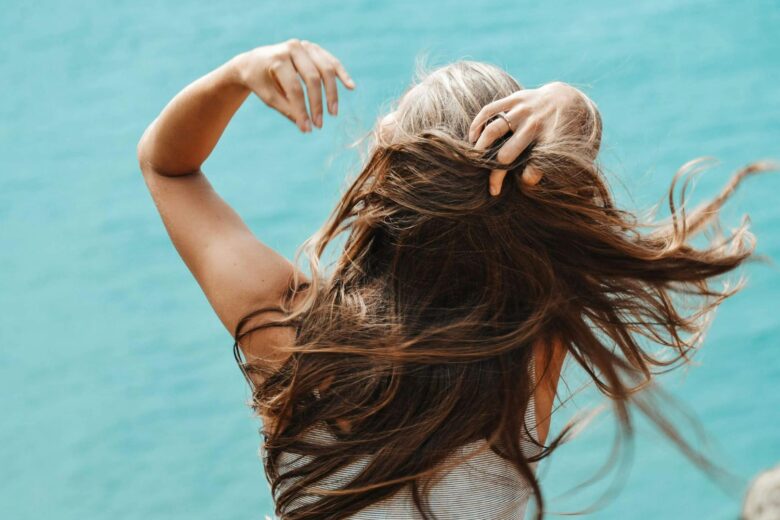 Capelli sotto il sole: come proteggerli con stile (e consapevolezza)