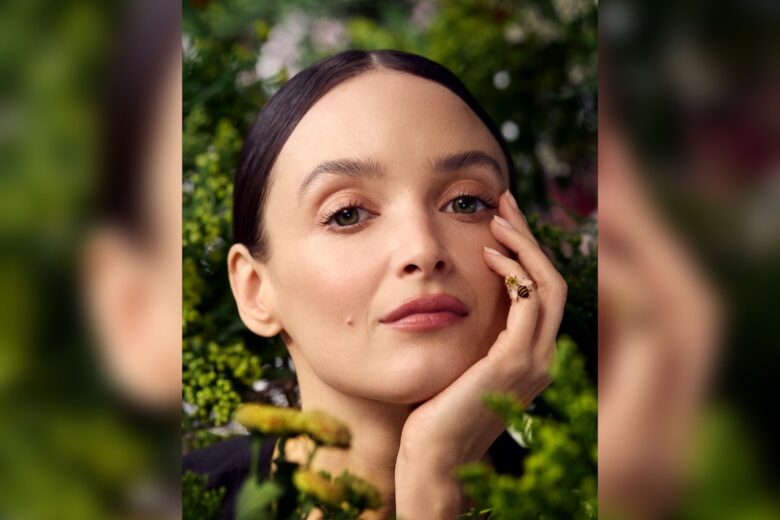 Charlotte Le Bon è la nuova Bee Ambassador di Guerlain per il World Bee Day 2025