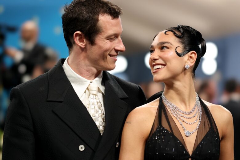 Dua Lipa ha detto sì: la cantante è ufficialmente fidanzata con Callum Turner 
