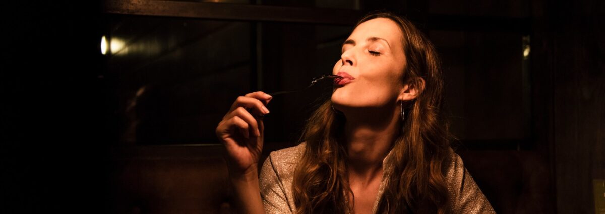 donna cena cibo dieta hero