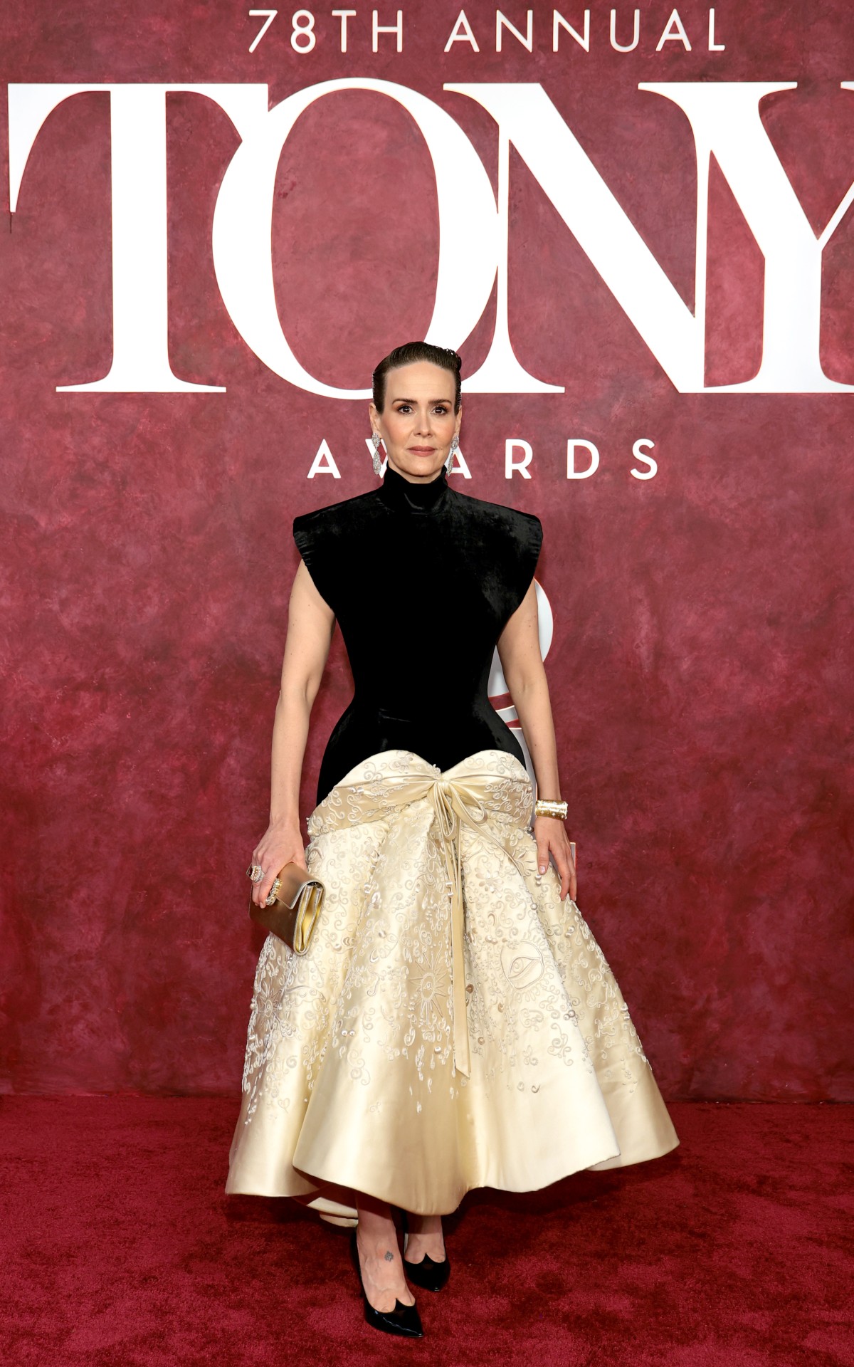ok Sarah Paulson in Schiaparelli Haute Couture 2