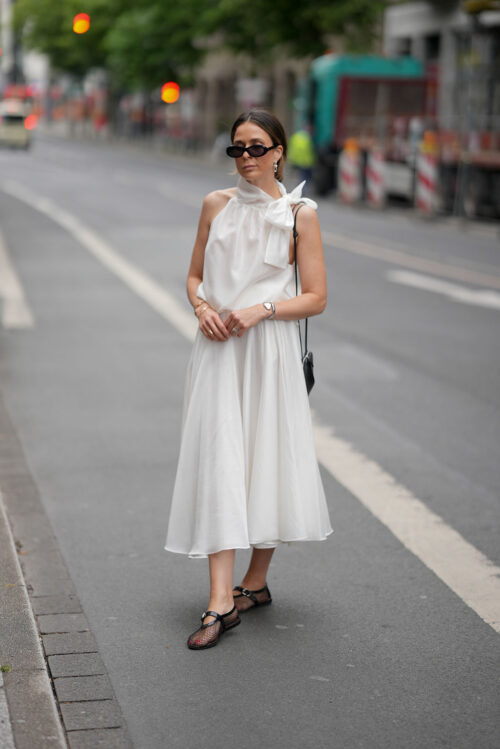 Патриция-Виршке-Эйн-порт-а-белый два часа-кондиционирования с легкой мидий-юбкой с и рукавицей