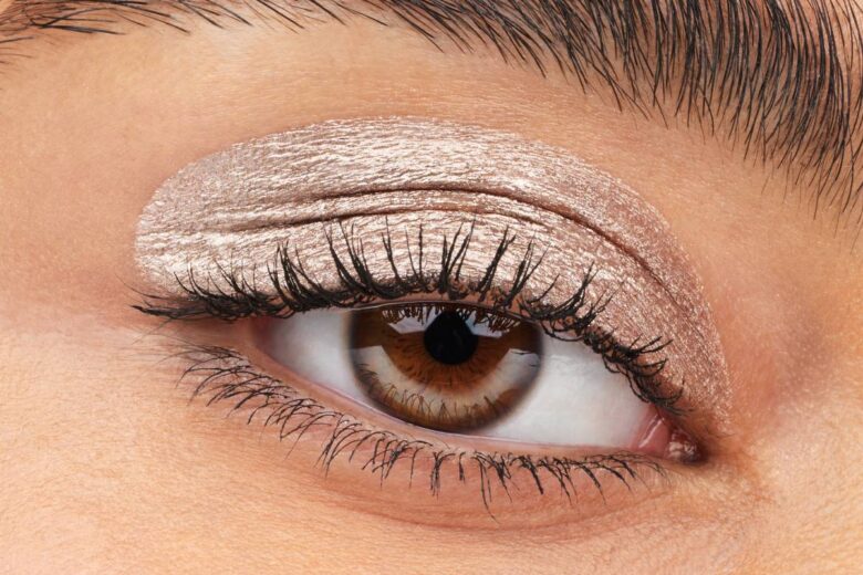 In edicola con Grazia l’ombretto liquido Luminous Eye Tint di essence