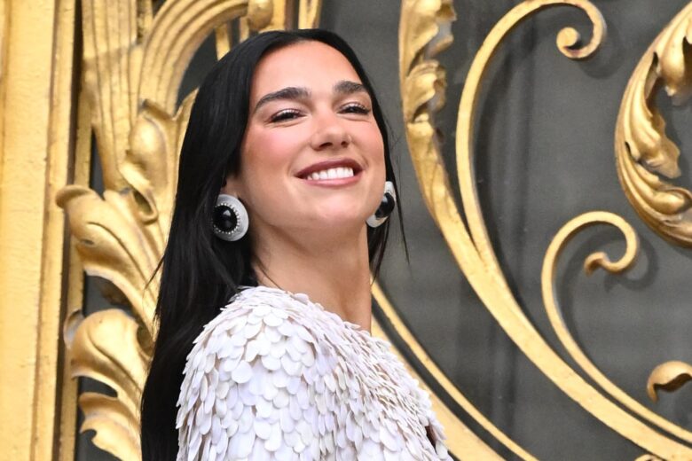 Happy Birthday Dua Lipa: un viaggio tra i suoi beauty look più iconici